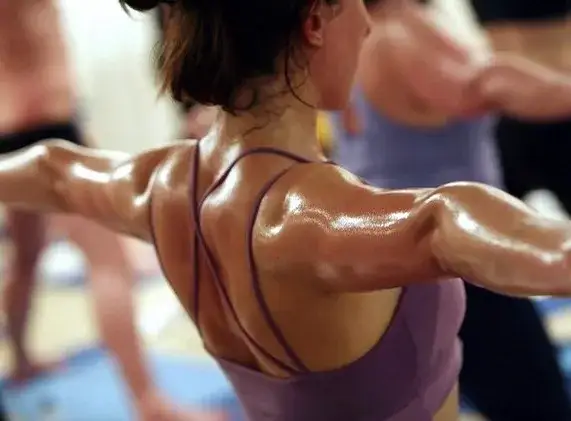 Hot Joga: Co to? Korzyści, zagrożenia i jak zacząć