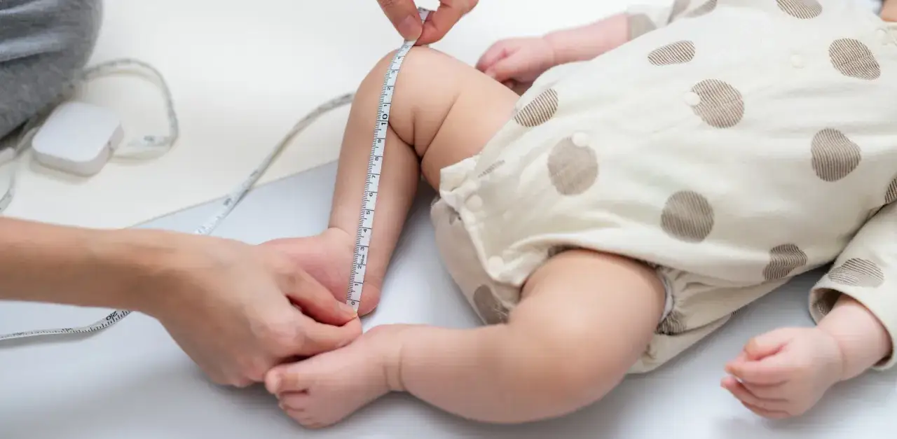 Jak sprawdzić rozmiar buta niemowlaka i zapewnić mu komfort i swobodę