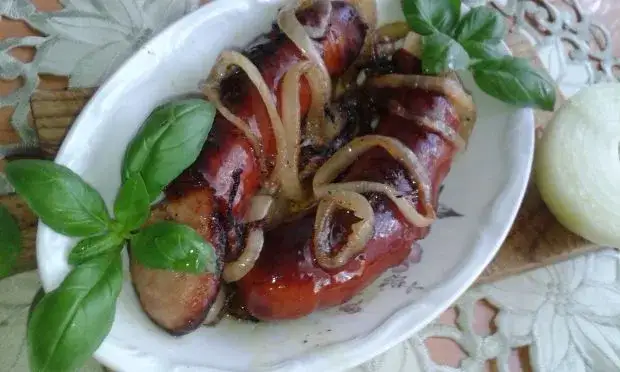 Kiełbasa z patelni jak z grilla – smaczne triki na idealny smak