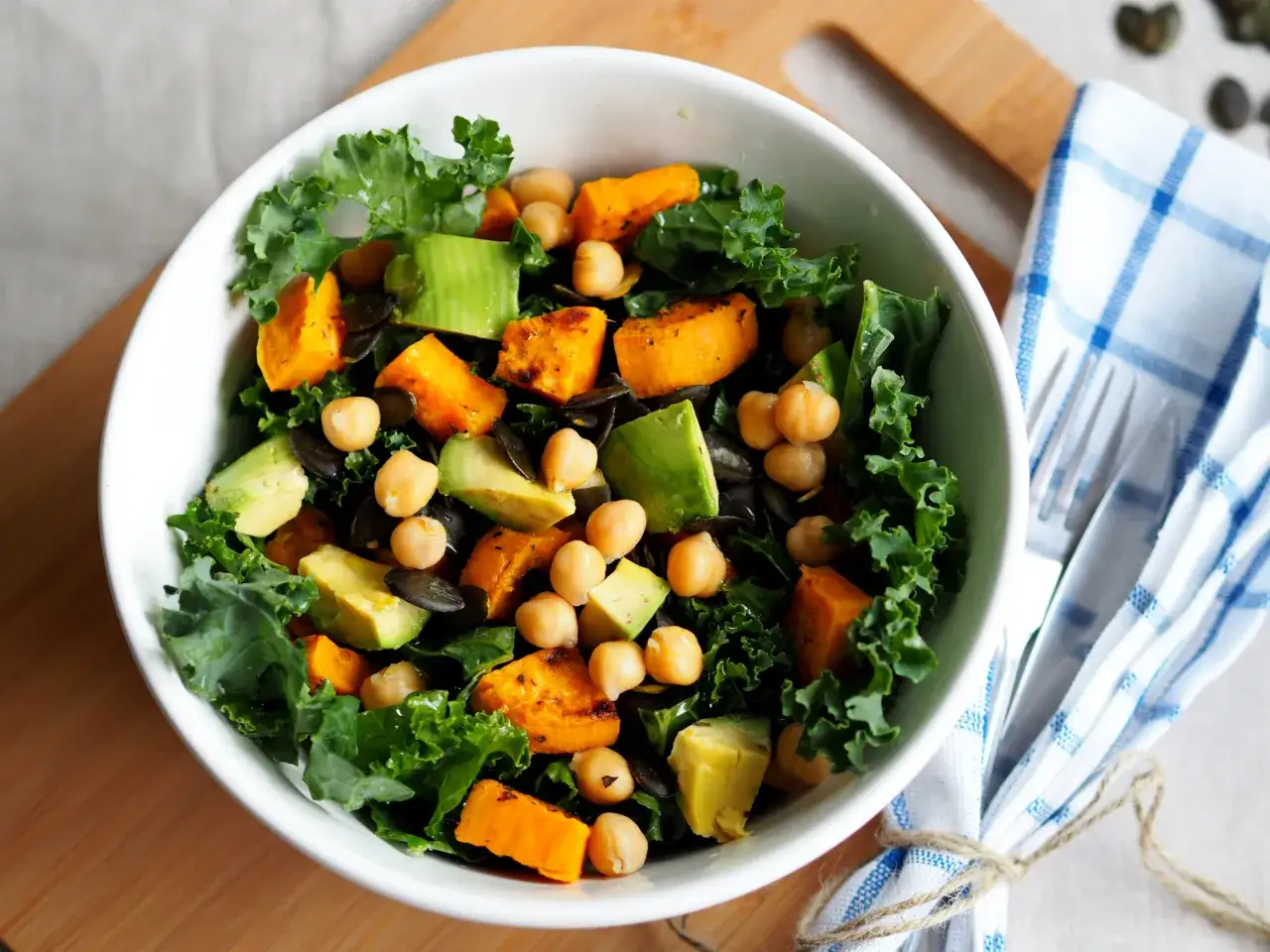 Jak zrobić dressing do sałatki - proste przepisy na pyszne sosy