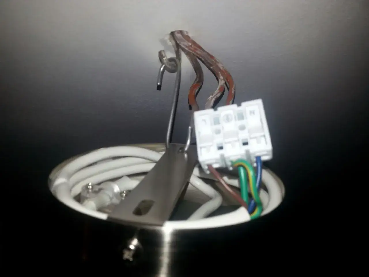 Jak podłączyć żyrandol 3 kable z sufitu bezpiecznie i łatwo