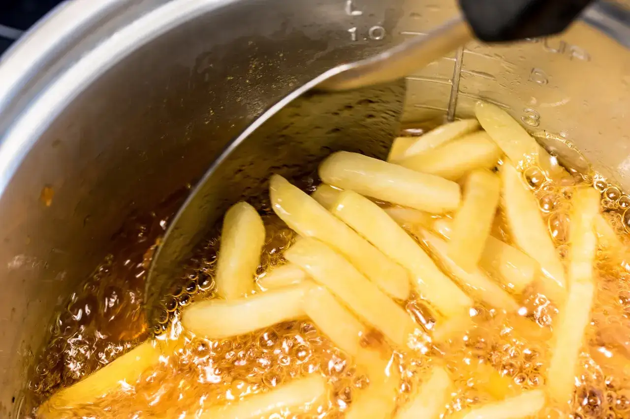 Jak zrobić chrupiące frytki w garnku? Poradnik krok po kroku