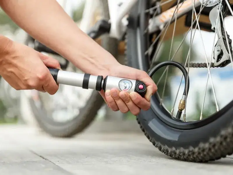 Jakie ciśnienie w oponie rowerowej zapewni bezpieczeństwo i komfort?
