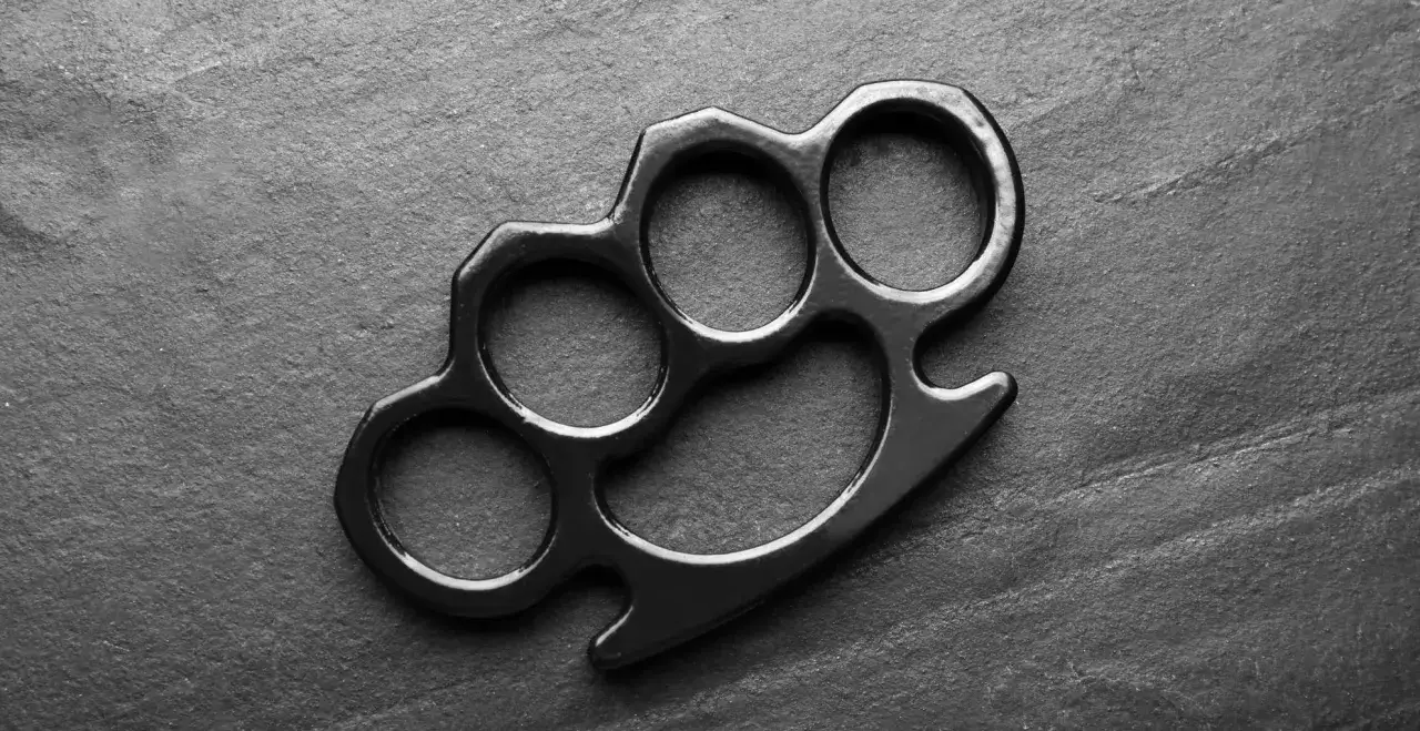 Kastet w Polsce: Czy jest legalny? Pozwolenie i surowe kary