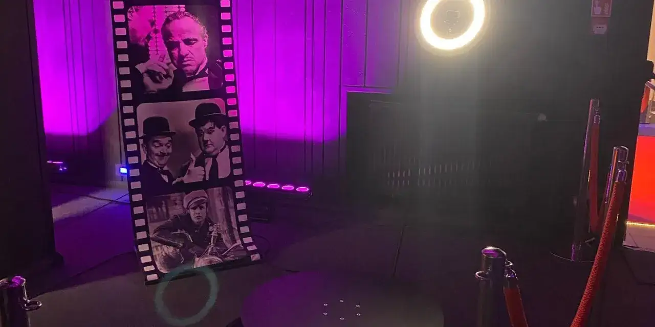 Fotobudka: co to jest, jak działa i czy warto ją wynająć na event?