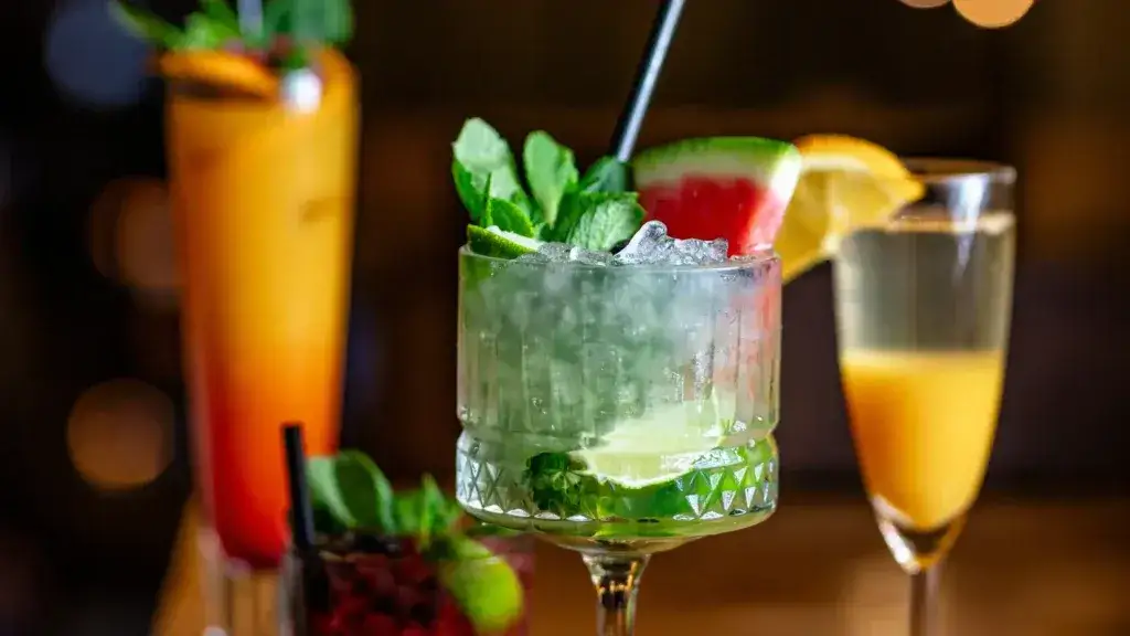 Najlepsze drinki z miętą, które orzeźwią w gorące dni