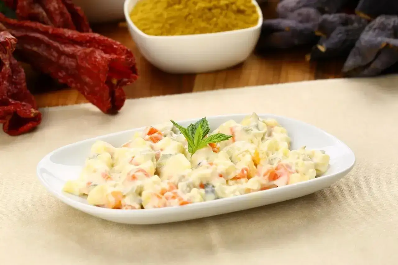 Ile może stać sałatka jarzynowa? Sprawdź, zanim się zepsuje!