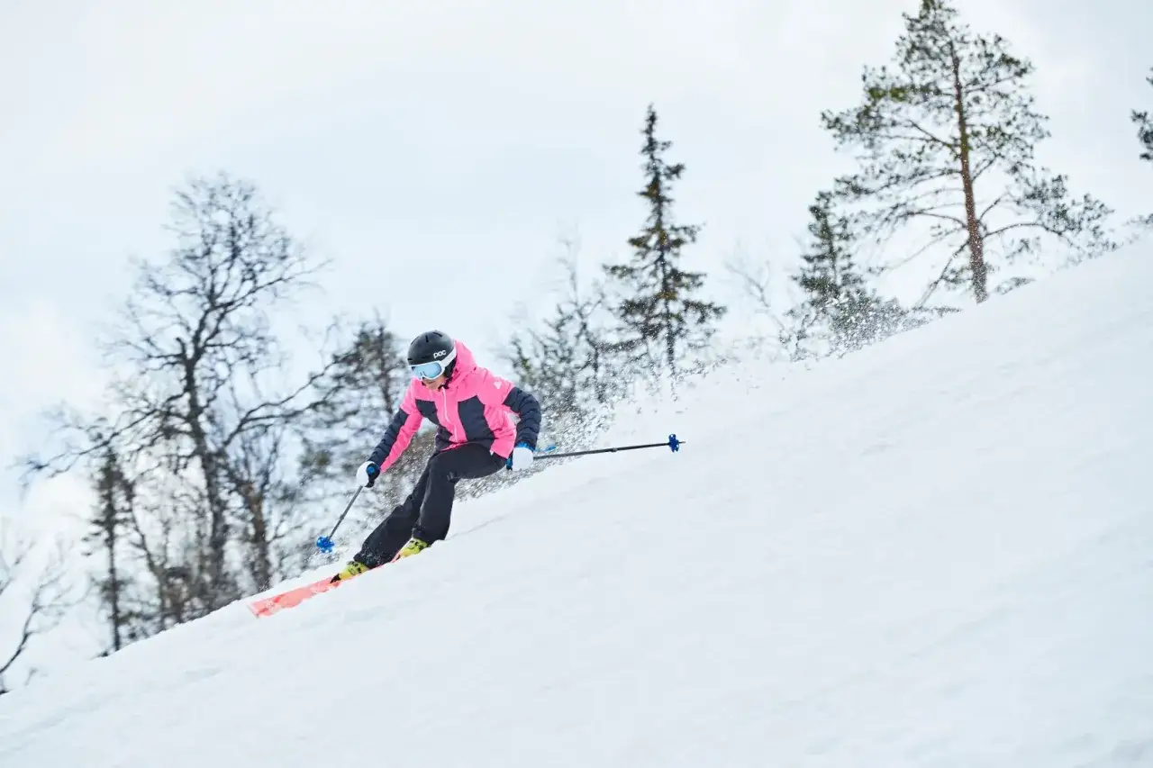 Czy kurtki narciarskie są ciepłe? Odkryj, co naprawdę chroni przed zimnem