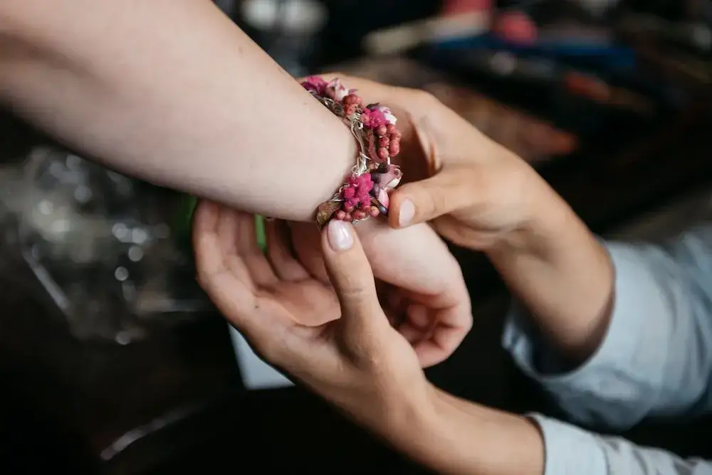 Jak otworzyć bransoletkę Apart - proste kroki, aby uniknąć uszkodzeń