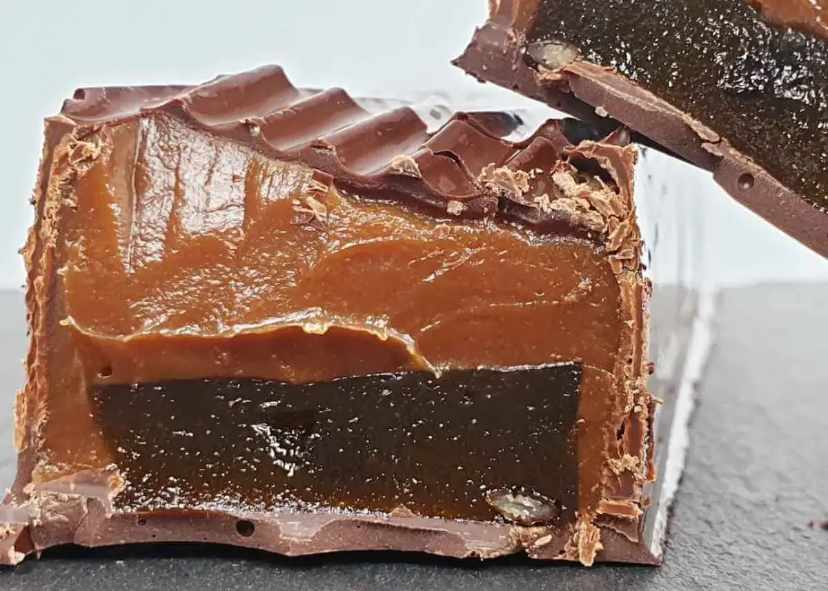 Czekoladowy deser z warstwą karmelu i galaretki. Zwarzoną polewę czekoladową można uratować, dodając odrobinę tłuszczu.