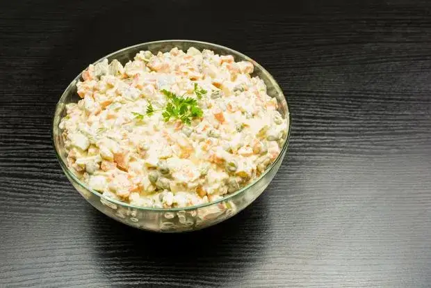 Sałatka jarzynowa ile może stać? Sprawdź, jak długo ją przechowywać!