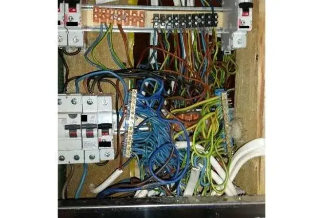 Jakie przewody elektryczne do domu drewnianego - uniknij niebezpieczeństw