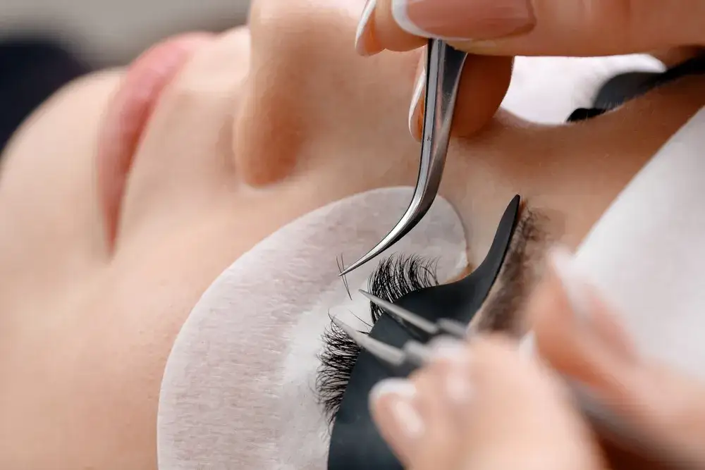 Czy przedłużanie rzęs je niszczy? Fakty, które musisz znać