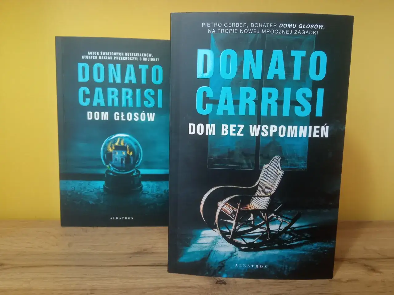 Książki Donato Carrisi: "Dom Głosów" i "Dom bez wspomnień". Kolejność czytania tych thrillerów z Pietro Gerberem wciągnie Cię w mroczne zagadki.