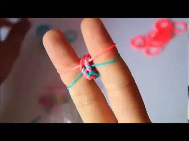 Jak zrobić bransoletkę z gumek na szydełku? Prosty poradnik DIY