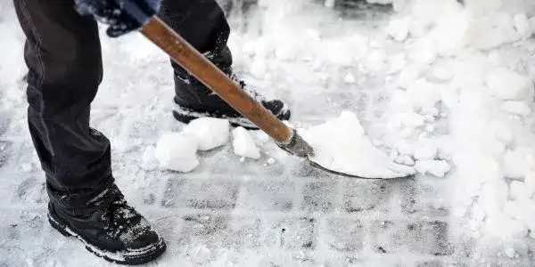 Kto odśnieża chodnik? Obowiązki, wyjątki i kary, których nie znasz