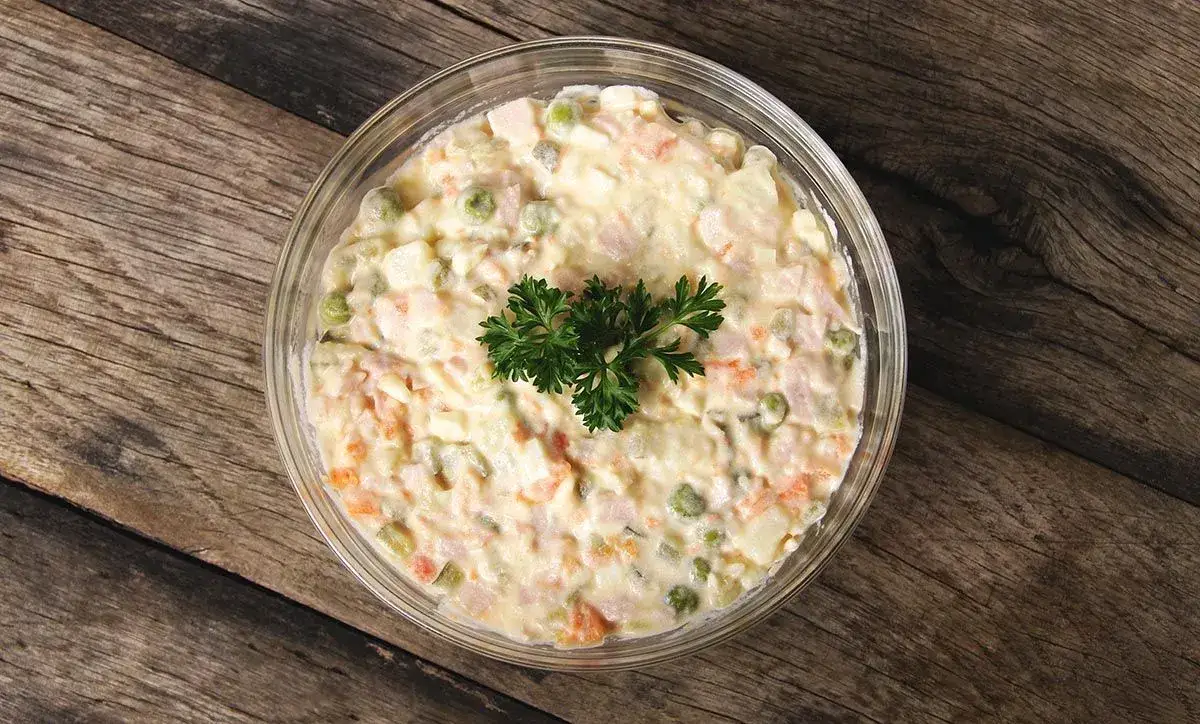 Sałatka jarzynowa skąd pochodzi? Poznaj jej zaskakującą historię