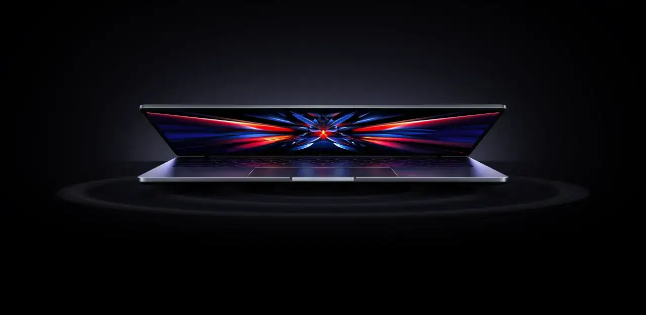 Elegancki laptop z dynamiczną tapetą na ekranie. Zastanawiasz się, ile kosztują laptopy z taką mocą?