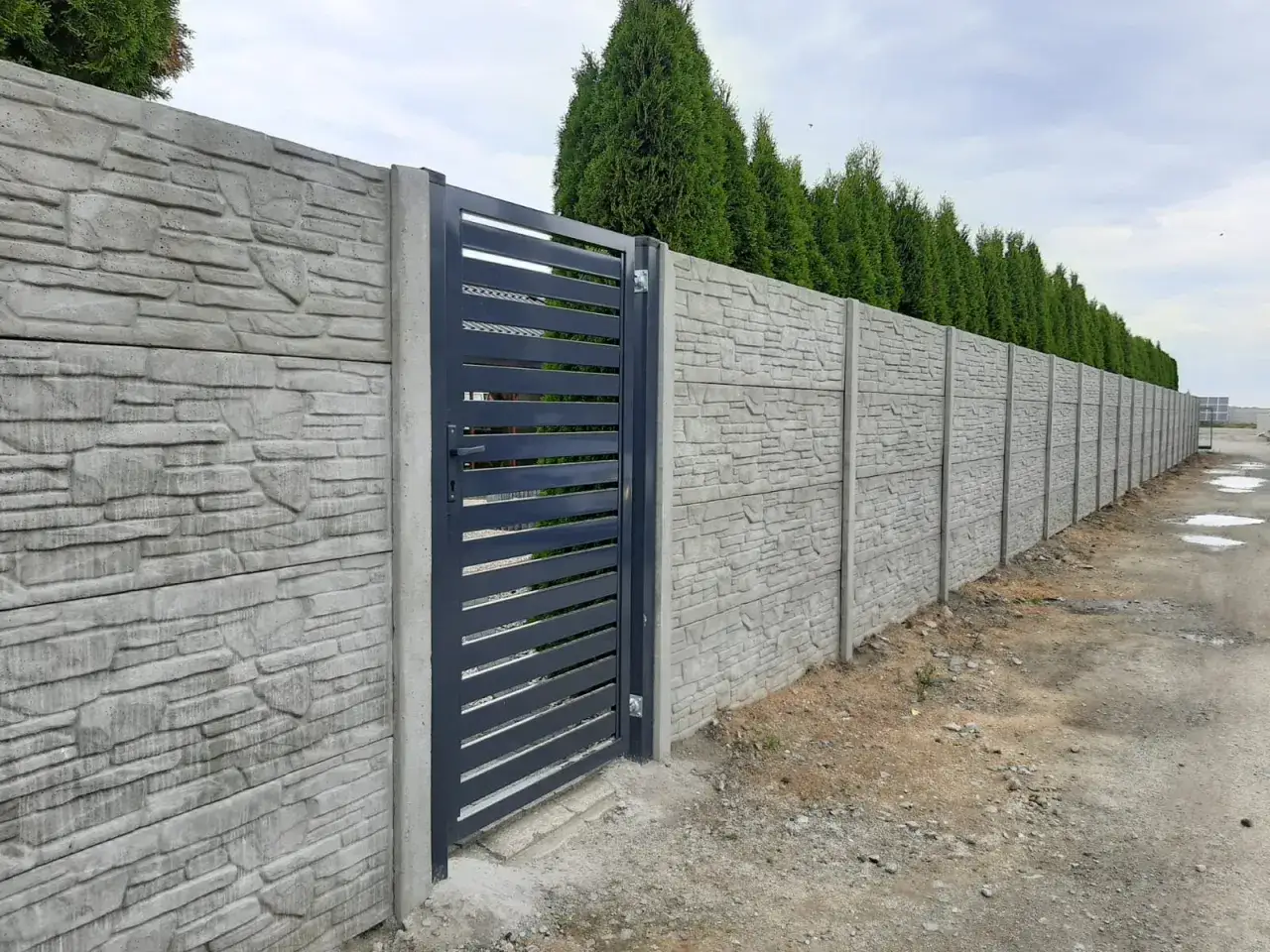 Wyczyść płot betonowy jak ekspert: trwałość i estetyka na lata