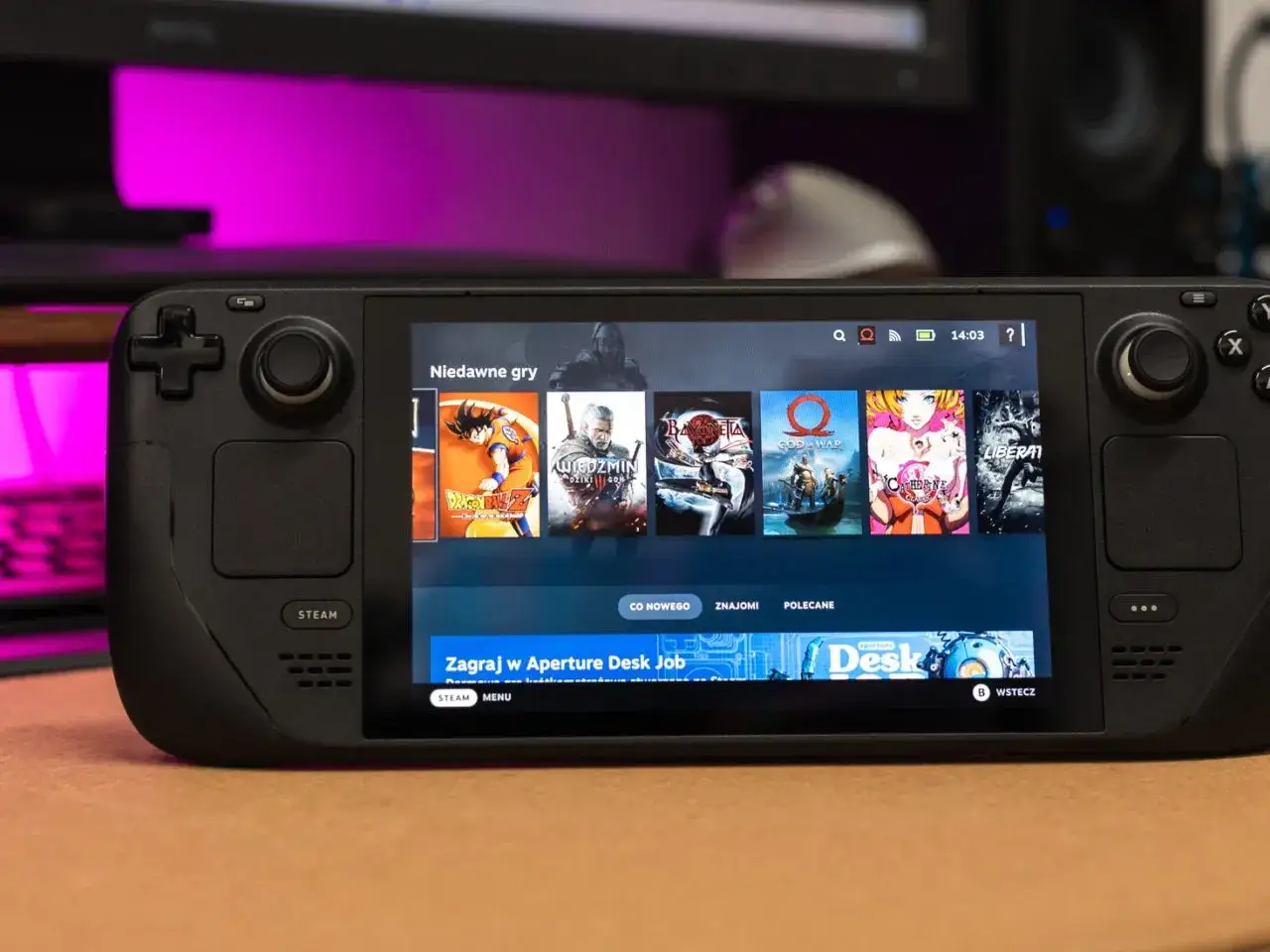 Konsola Steam Deck z widocznym menu gier i okładkami gier.