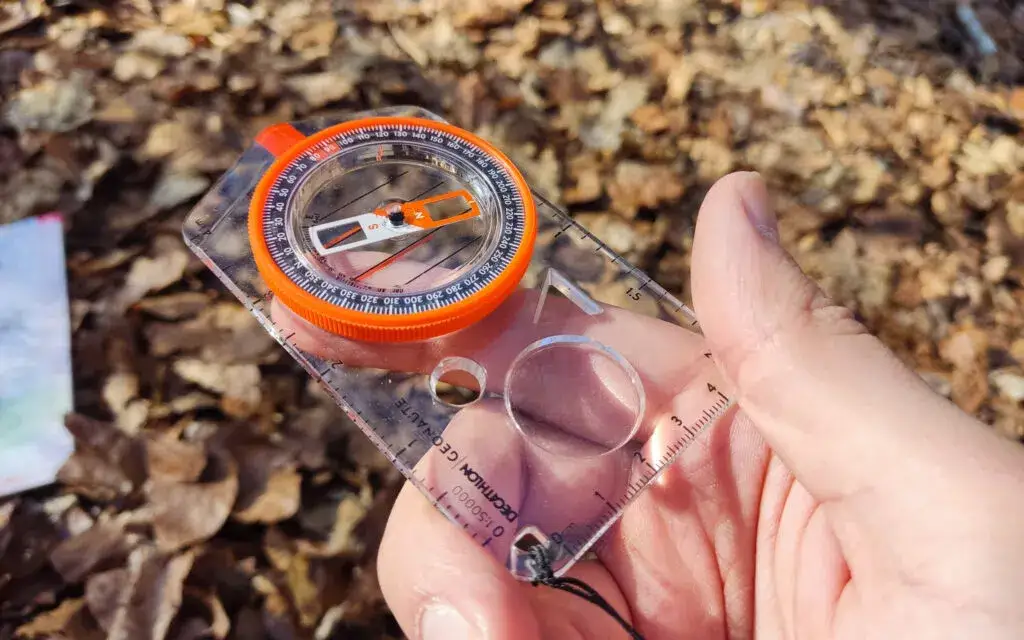 Jak używać kompasu? Praktyczny przewodnik krok po kroku