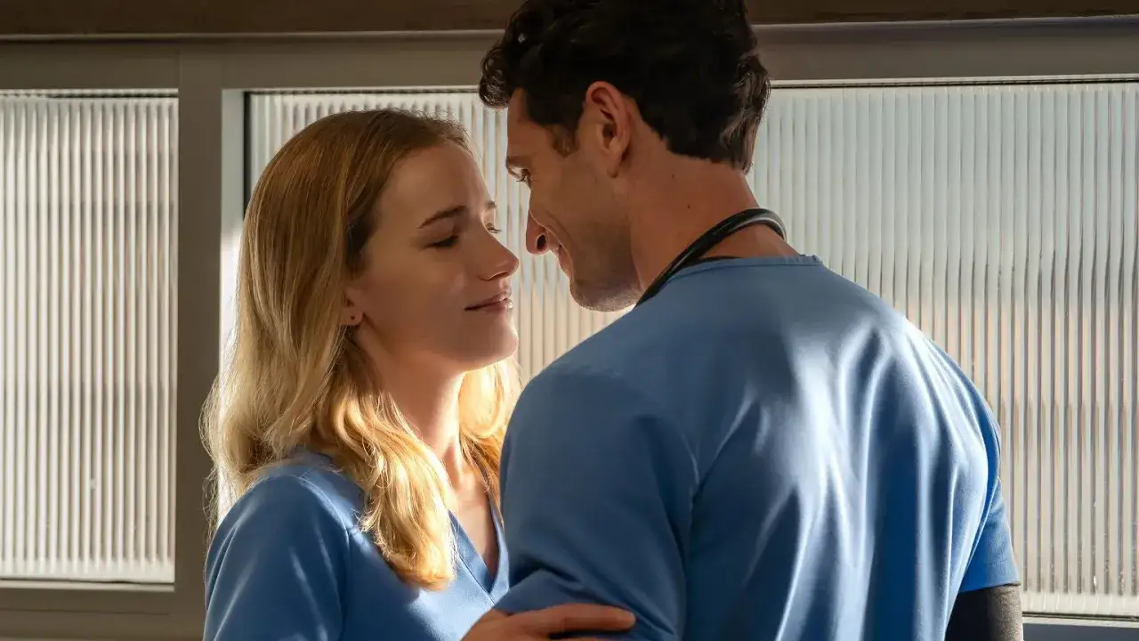 Para, która poznała się w pracy, w jednym dniu serialu, patrzy na siebie z czułością.