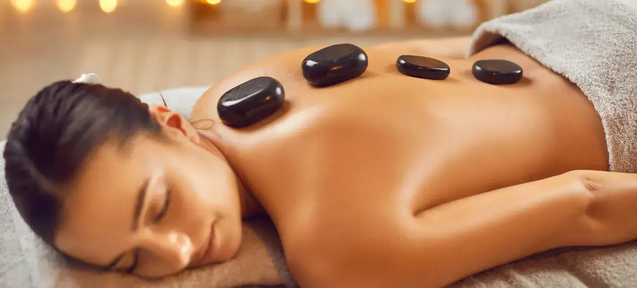 Masaż gorącymi kamieniami: Jak odmieni Twoje ciało i umysł?