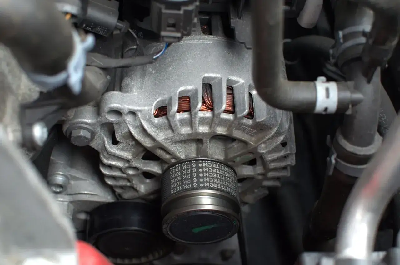 Zauważasz objawy zwarcia alternatora? Sprawdź, co robić, by uniknąć awarii