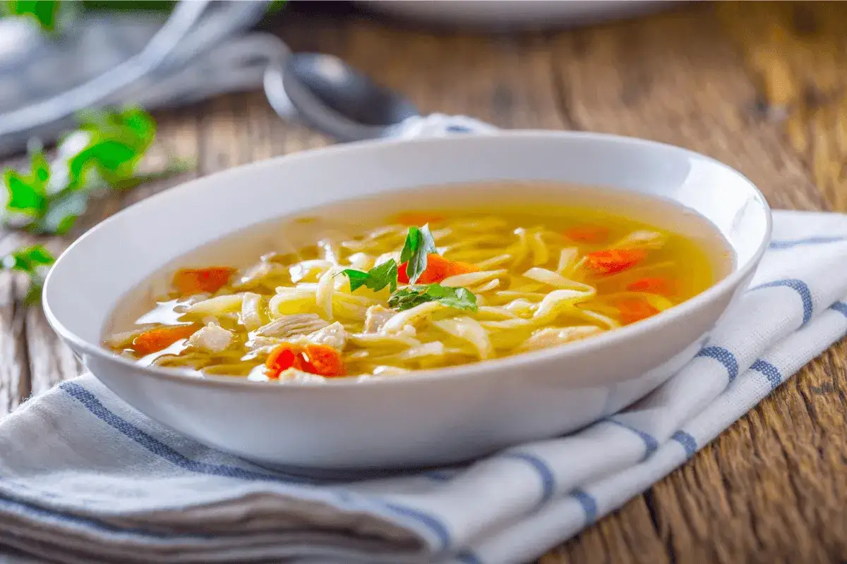 Ile kalorii ma talerz rosołu? Sprawdź, ile naprawdę zjesz