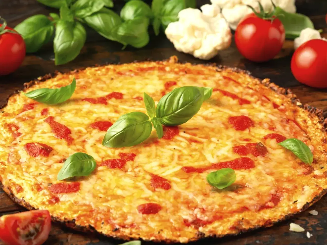 Pyszna pizza bezglutenowa z pomidorami i bazylią. Idealny przepis dla każdego!