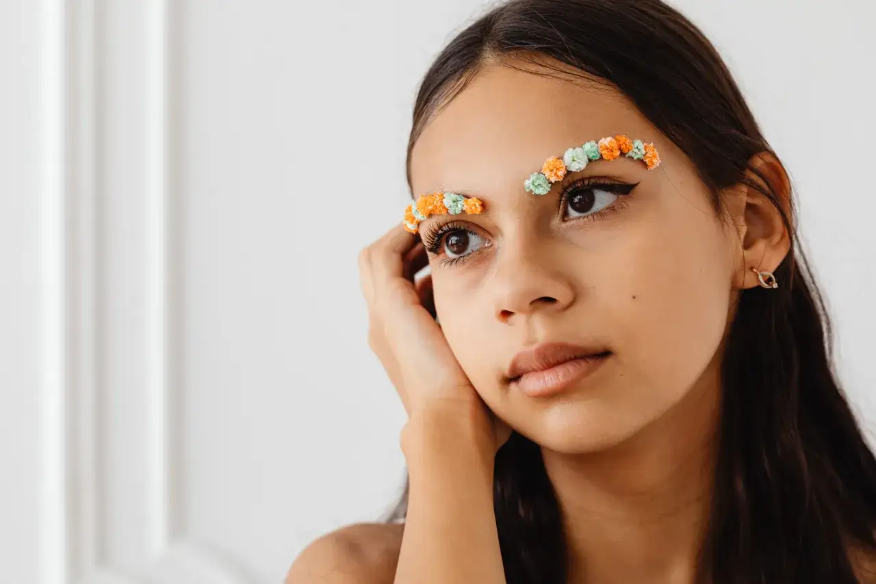 Jak zrobić hennę brwi w domu? Poradnik krok po kroku do idealnych brwi.