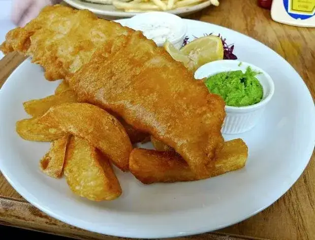 Jak są frytki po angielsku? Odkryj różnice między chipsami a frytkami