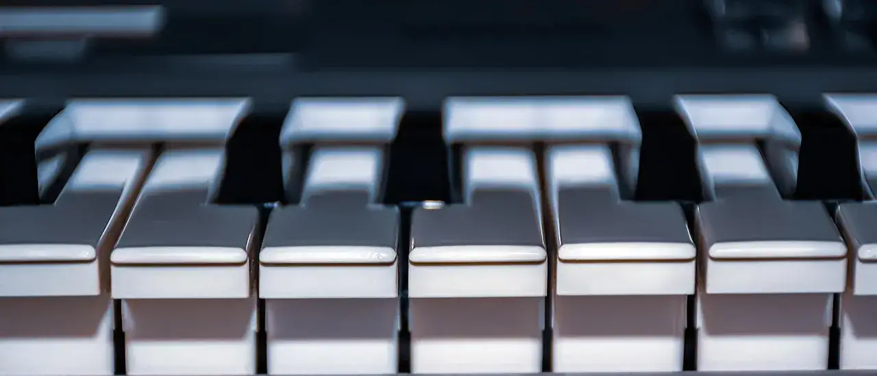 Ile kosztują lekcje gry na pianinie - poznaj aktualne ceny w Polsce