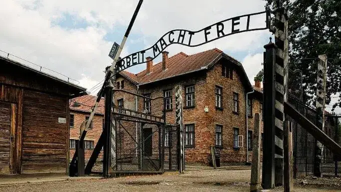 Czy Auschwitz i Oświęcim to to samo? Odkryj ważne różnice