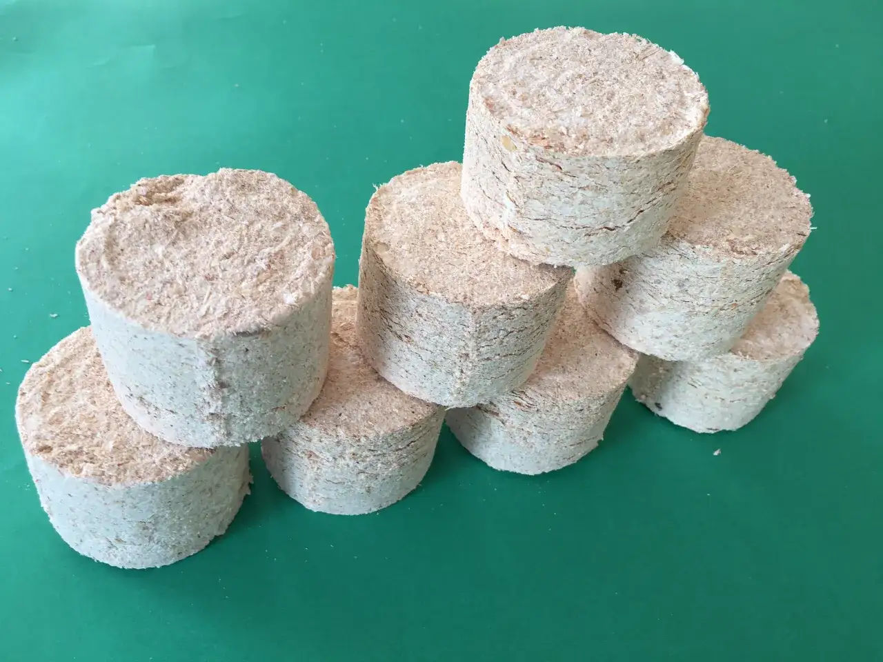 Stos trocinowych brykietów, które można zrobić domowym sposobem. Idealne do palenia.