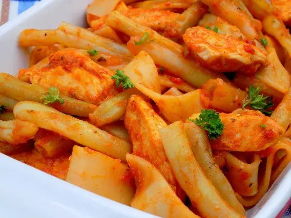 Fasolka w sosie pomidorowym z czym jeść – najlepsze i zaskakujące połączenia