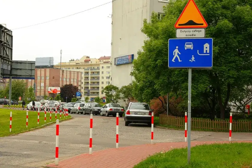 Straż miejska a parkowanie na osiedlu: Kiedy dostaniesz mandat?