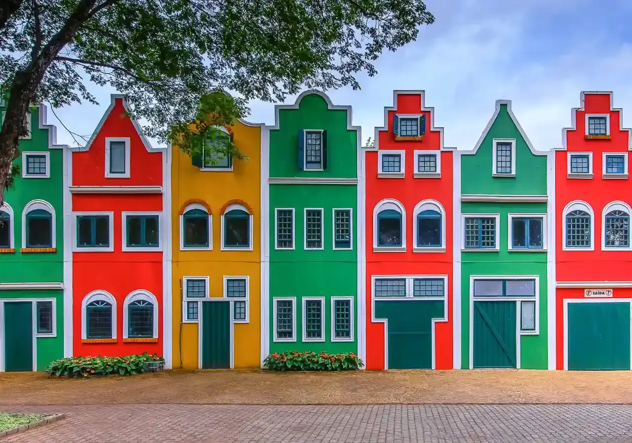 Jaki kolor elewacji modny? Trendy 2025-2026 i praktyczne porady