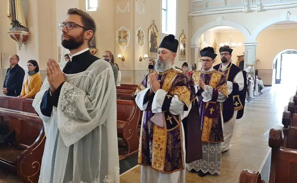 Msza Trydencka: Strój. Kompletny przewodnik dla kobiet i mężczyzn.