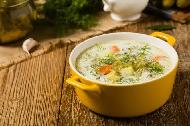 Zupa ogórkowa: lekkostrawna czy ciężka? Zrób ją idealną!