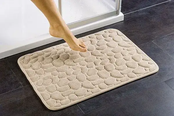 Jaki dywanik do łazienki? Bezpieczeństwo, styl i trwałość.