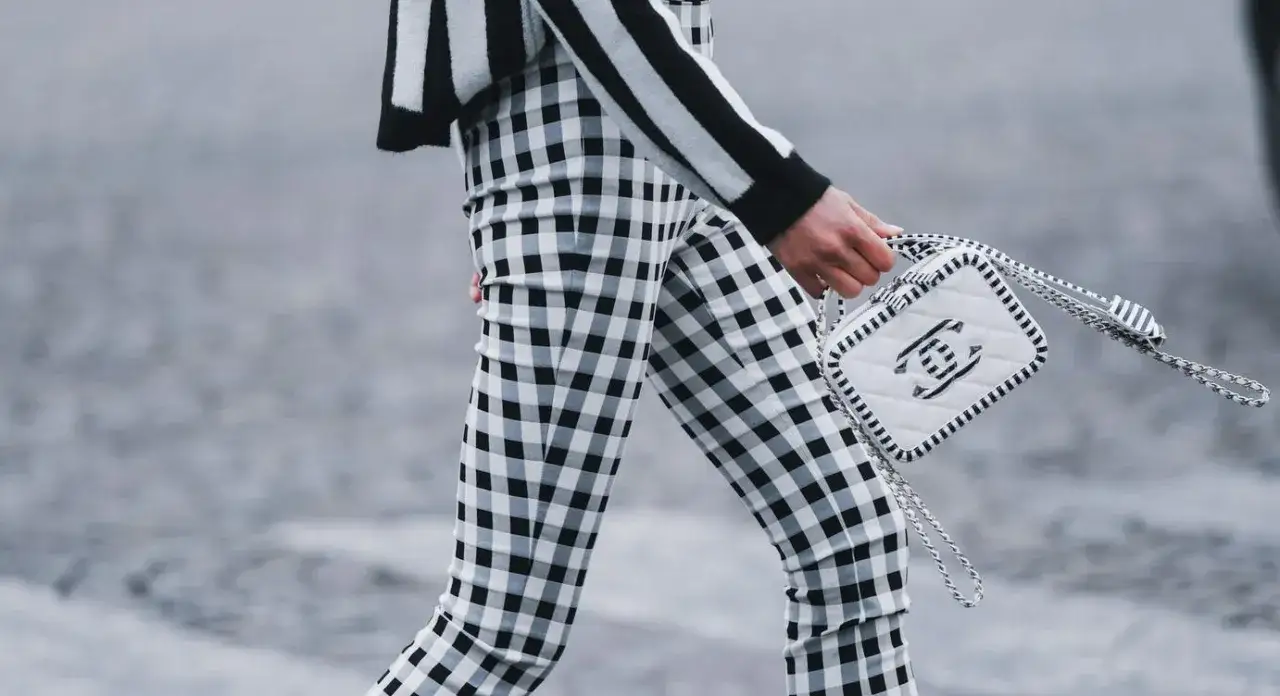 Spodnie w kratę: Modne stylizacje na każdą okazję. Jak je nosić?