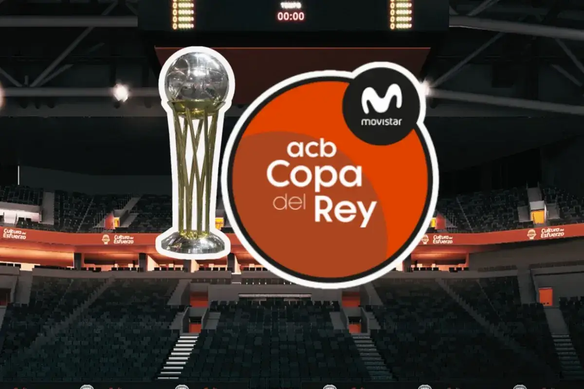 Trofeo de la Copa del Rey de Baloncesto junto al logo de Movistar en un pabellón vacío.