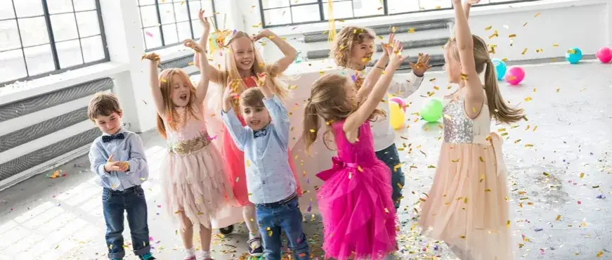 Stylizacja na urodziny dziecka: wygodne i modne pomysły na strój