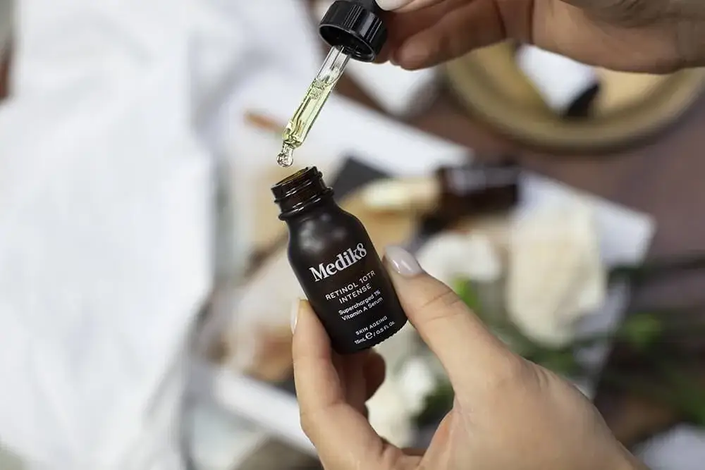 Jakie serum do twarzy po 50? Odkryj sekrety młodszej skóry