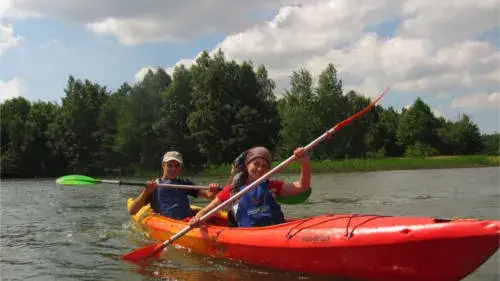 Spływ kajakowy po angielsku: różnice między kajakiem a kanu