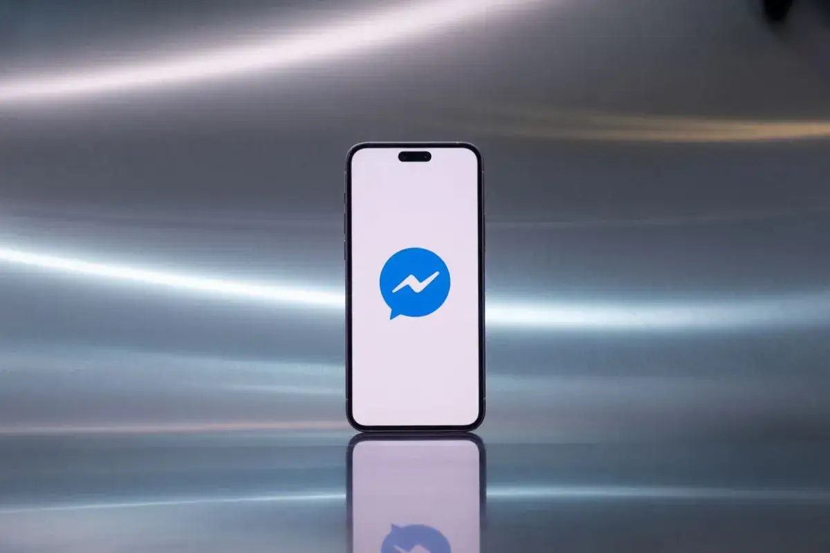 Smartfon z ikoną Messengera. Dowiedz się, jak sprawdzić zablokowane osoby na Messengerze.