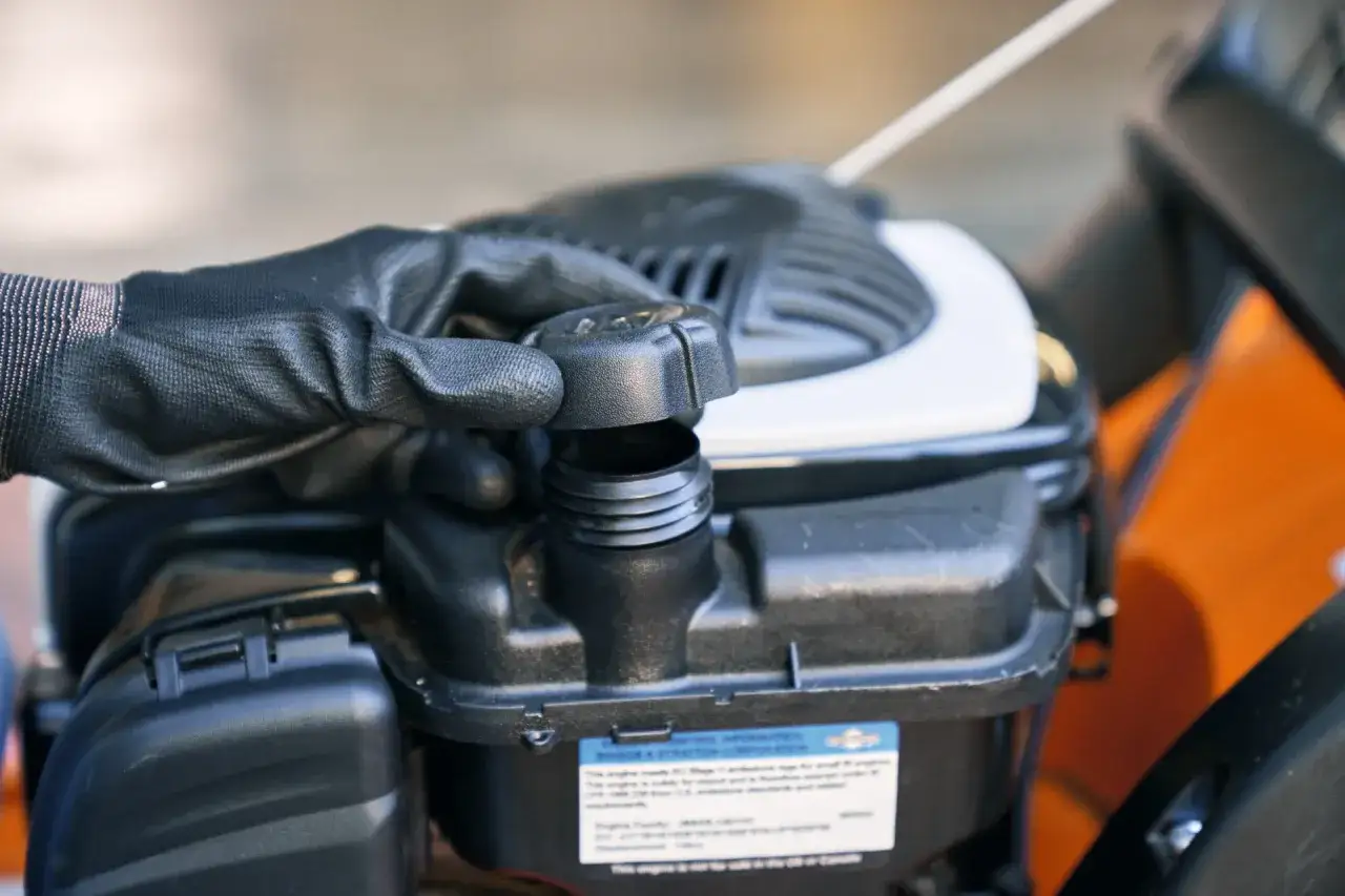 Jak działa napęd w kosiarce? Poznaj sekrety i napraw usterki.