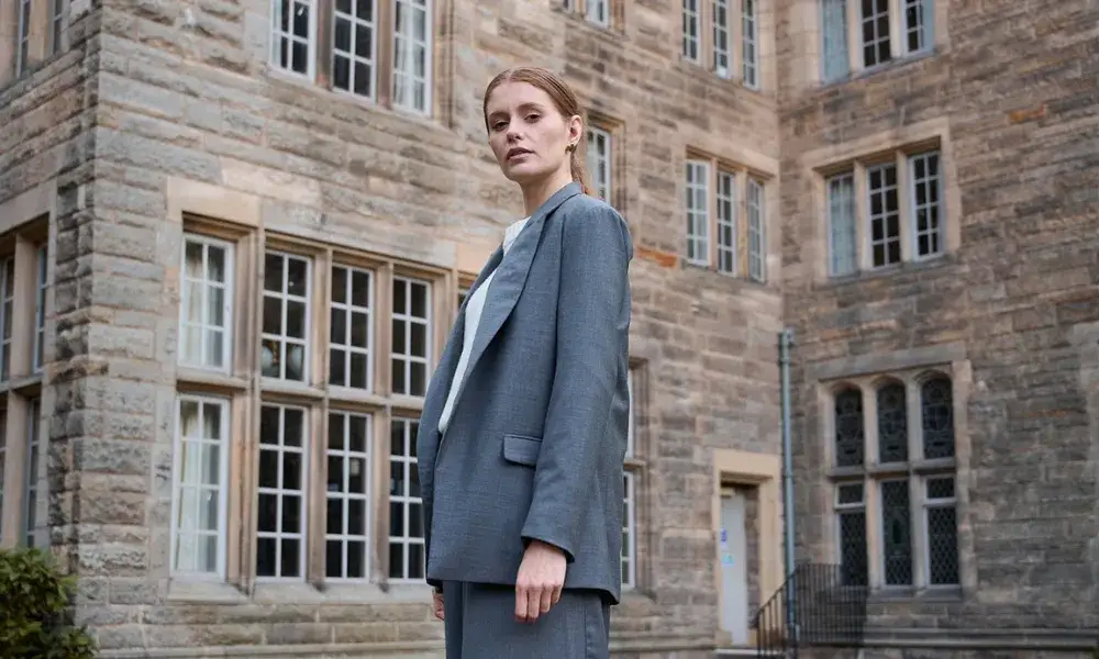 Jaką bluzkę pod garnitur wybrać, by wyglądać stylowo i elegancko?