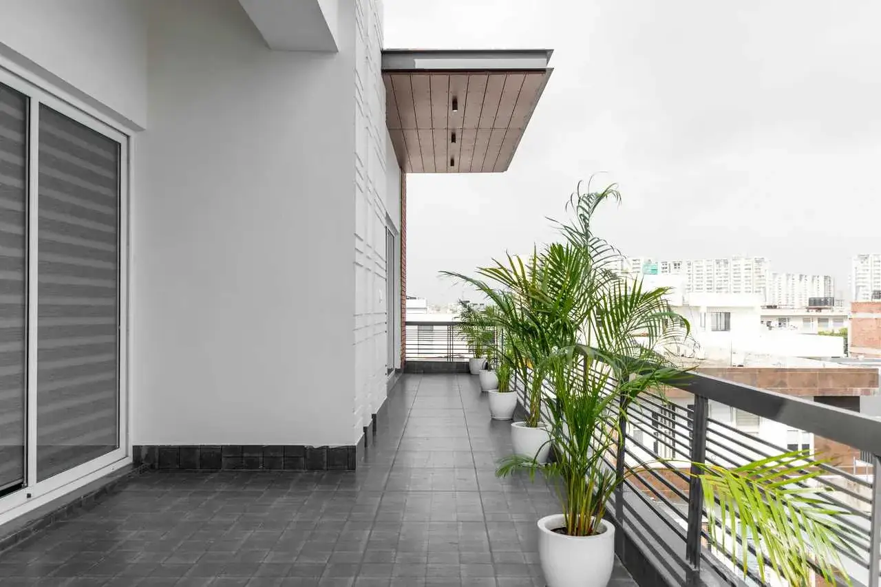 Balkon w bloku: Osłony na prywatność, słońce i wiatr wybierz idealną!